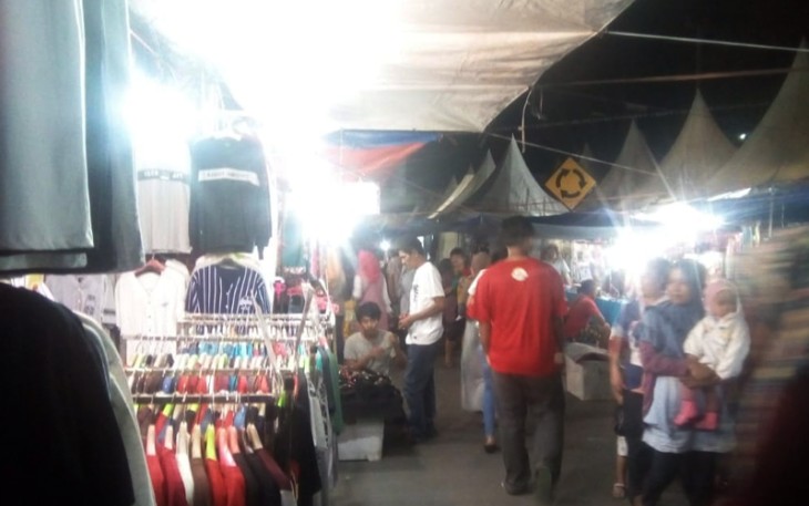 Para pengunjung nampak sedang berkeliling berbelanja di stand-stand Festival Tabut