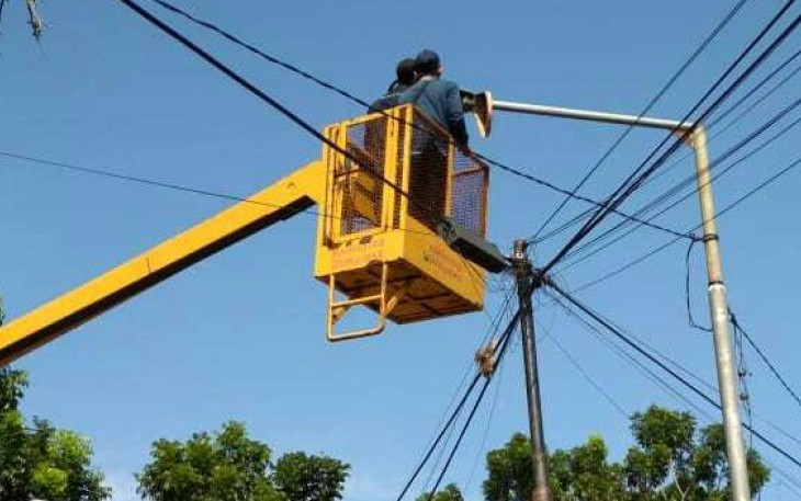 Dinas Perhubungan (Dishub) Kota Bengkulu bantu perbaiki Lampu Penerangan Jalan Utama