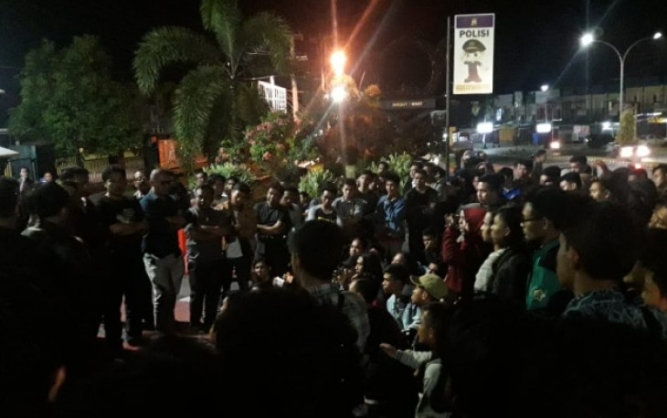 Puluhan kader dan alumni HMI didampingi kuasa hukumnya nampak berkumpul di depan Mapolda Bengkulu