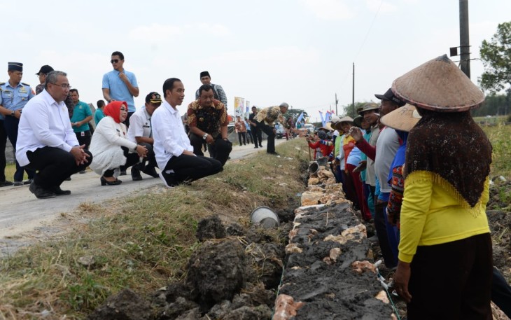 Presiden Joko Widodo dan Mendes PDTT Eko Putro Sandjojo meninjau Padat Karya Tunai (PKT) pembangunan talud jalan di Desa Tambirejo, Kecamatan Toroh, Kabupaten Grobogan, Jawa Tengah
