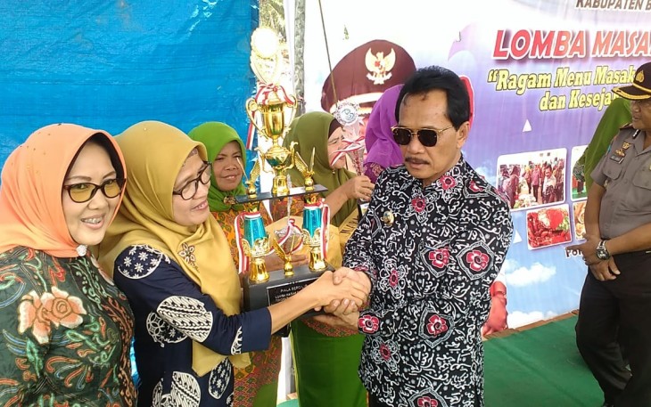 Bupati Bengkulu Tengah Dr. H. Ferry Ramli, SH, MH Foto Bersama Memberikan Hadiah 