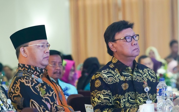 Plt Gubernur Bengkulu Rohidin Mersyah (kiri) bersama Mendagri Tjahjo Kumolo (kanan)
