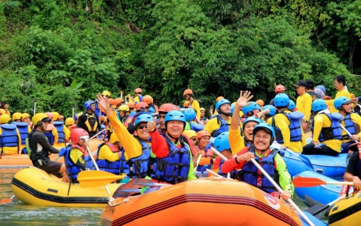 Plt Gubernur Bengkulu Rohidin Mersyah saat di Camping Ground Danau Tes 