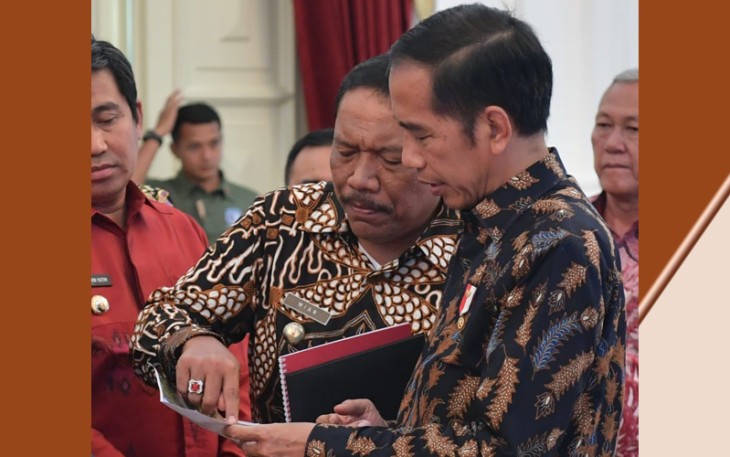 Bupati Bengkulu Utara Ir Mian saat menyampaikan persoalan dan melobi Jokowi agar berkunjung ke Bengkulu Utara