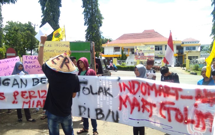Para pendemo Serbu saat menggelar aksi di depan Kantor Bupati Bengkulu Utara