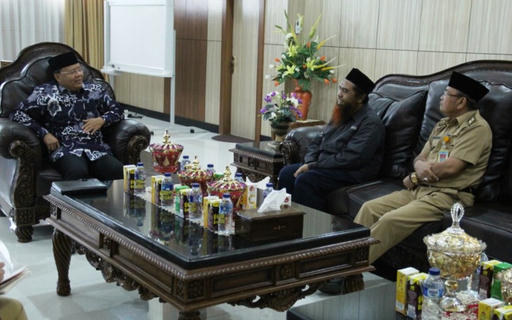 Plt Gubernur Bengkulu Rohidin Mersyah menerima audiensi Tenaga Ahli Puslitkoka, di Ruang Kerjanya.