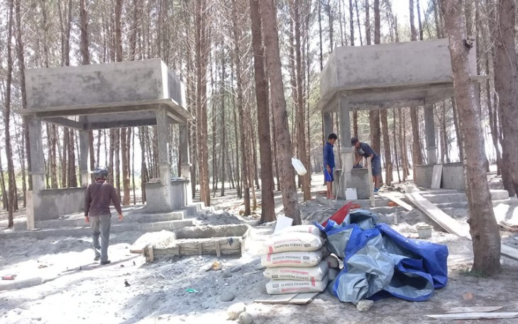 Pembangunan gazebo di pantai wisata Danau Kembar Kabupaten Kaur 