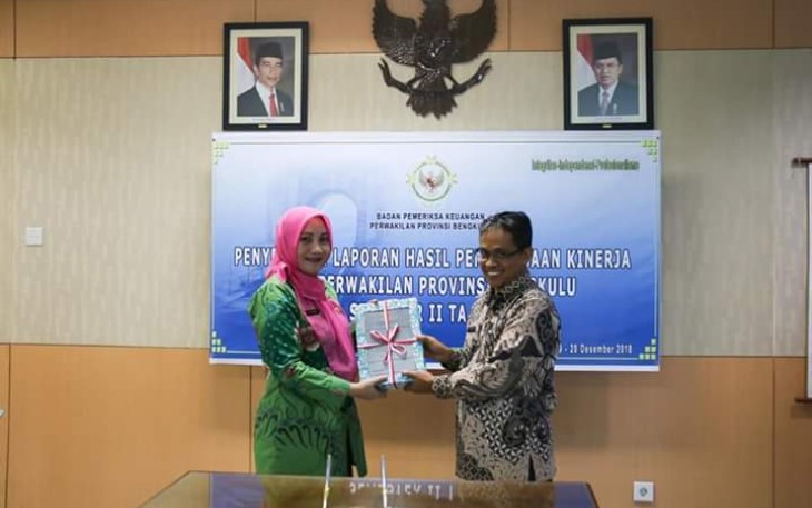Asisten II Setda Provinsi Bengkulu, Yuliswani, menerima Laporan Hasil Pemeriksaan Kinerja Efektivitas Pendapatan Asli Daerah Pemerintah Provinsi Bengkulu dari BPK Perwakilan Bengkulu, Kamis (20/12).