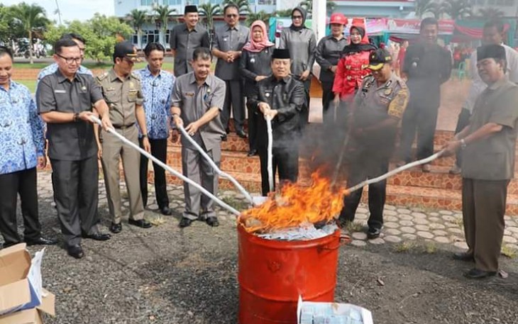 Pembakaran ribuan KTP-el invalid dan pergantian