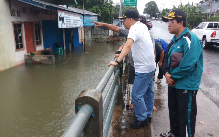 Gubernur Bengkulu Rohidin Mersyah saat meninjau salah satu lokasi yang terkena banjir di Tanjung Jaya, Kecamatan Sungai Serut, Kota Bengkulu.