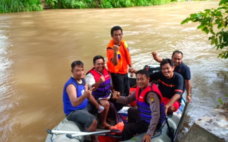 Kapolsek BI, Iptu.Joko Triyono bersma tim Basarnas dan BPBD saat mencari korban hanyut.