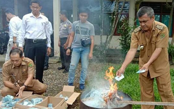 Bengkulu Selatan Musnahkan 10.200 Keping E-KTP Invalid