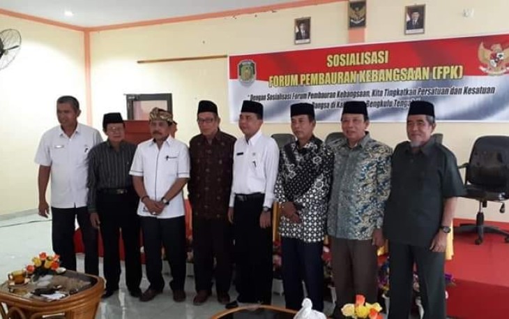 Kepala Badan Kesbangpol Bengkulu Tengah Ayatul Muhtadin Foto Bersama 