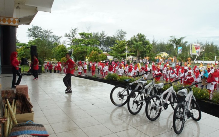 Senam Sehat, memeriahkan Peringatan Hari Ibu ke-90 dan HUT Yayasan Jantung Indonesia.