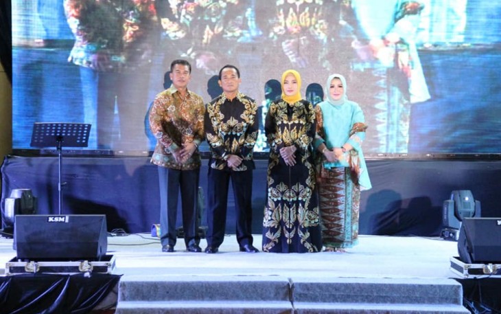 Foto bersama Kapolda Bengkulu yang baru Brigjen Pol Drs Supratman MH (Kiri) dan Kapolda yang lama Brigjen Pol Coki Manurung SH MHum