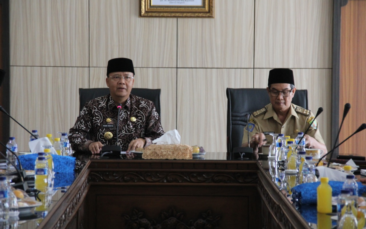 Gubernur Bengkulu Rohidin Mersyah memimpin langsung rapat bersama Staf di lingkungan Pemerintah Provinsi Bengkulu.