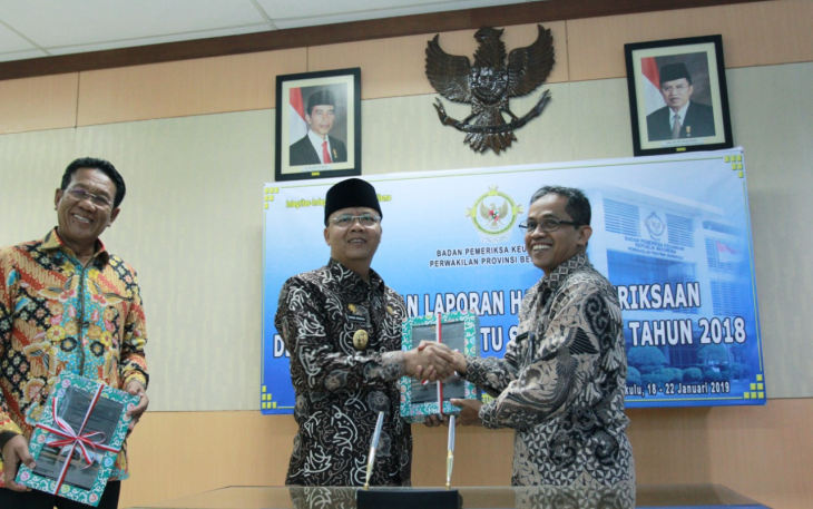Gubernur Bengkulu Rohidin Mersyah menerima laporan hasil pemeriksaan atas belanja barang dan belanja modal Pemerintah Provinsi Bengkulu Tahun Anggaran 2018.