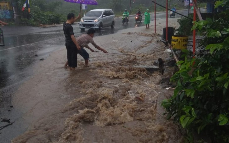 Air banjiri badan jalan dan rumah warga