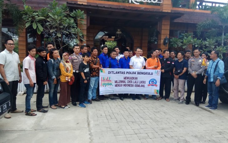 Dirlantas Polda Bengkulu beserta jajaran saat berfoto bersama dengan awak media