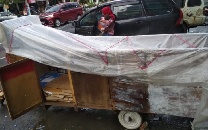 Gerobak yang dipakai Tarmizi untuk tempat tinggal