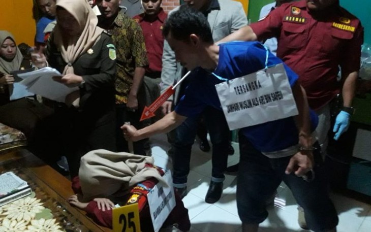 Tersangka menikam korban dengan pisau