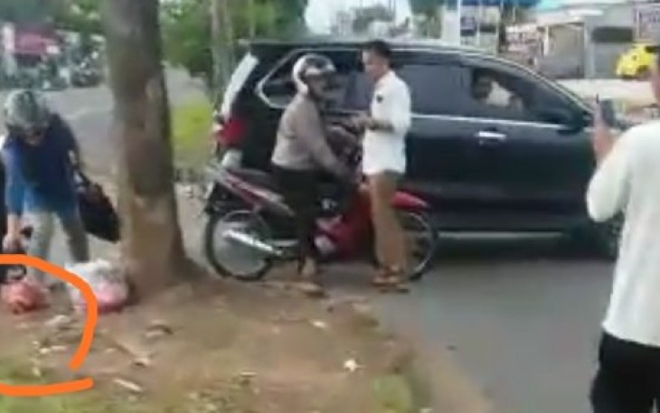 Petugas saat melakukan OTT pada warga yang buang sampah sembarangan