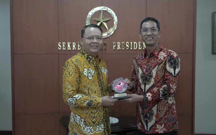 Penyerahan cindra mata 