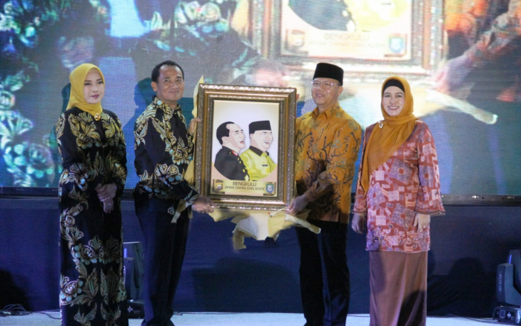 Penyerahan cindramata ke Brigjend Pol Coki Manurung 