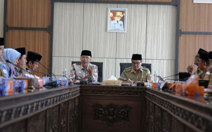 Gubernur Bengkulu Rohidin Mersyah Didampingi Asisten Bidang Administrasi Umum Gotri Suyanto Pimpin Rapat 