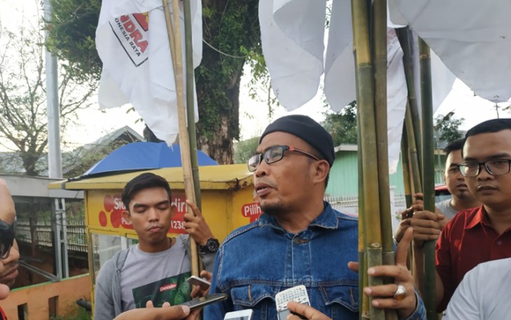 Wakil Ketua DPC Gerindra Donny Osmond saat diwawancarai awak media