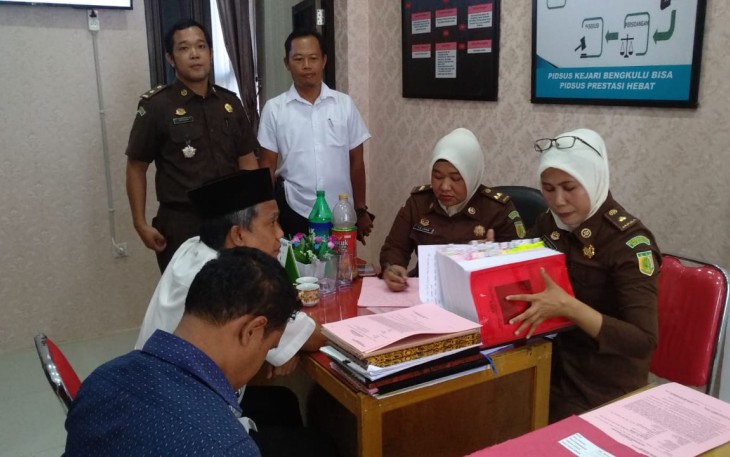 Pelimpahan Tahap 2 Terdakwa Perkara Dugaan Korupsi Pembangunan SMK IT Kota Bengkulu