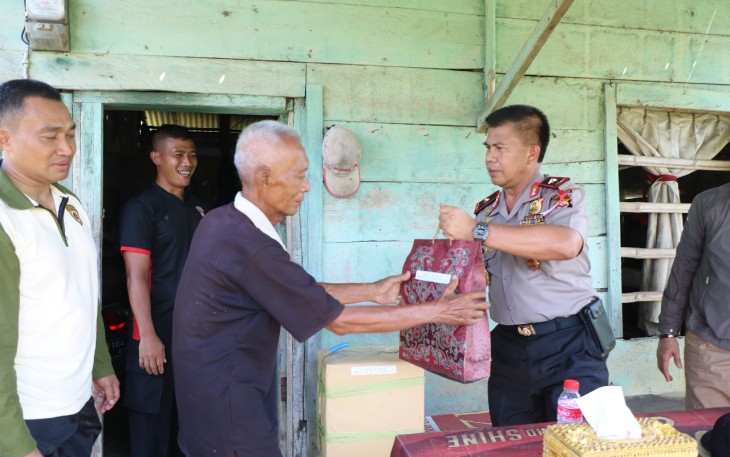 Kapolda Bengkulu saat memberikan Santunan ke Masyarakat Kurang Mampu