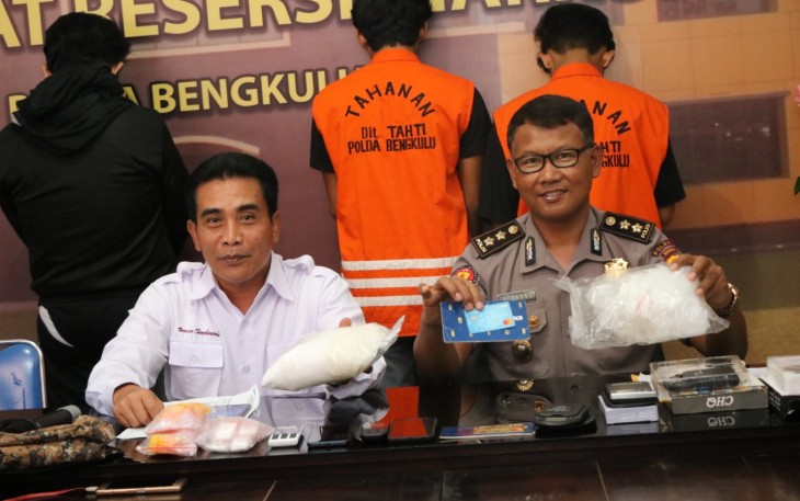 Direktur Resnarkoba Polda Bengkulu didampingi Kabid Humas Polda Bengkulu AKBP Sudarno, S, Sos, MH, saat gelar Press Conference Senin (25/02/2019).