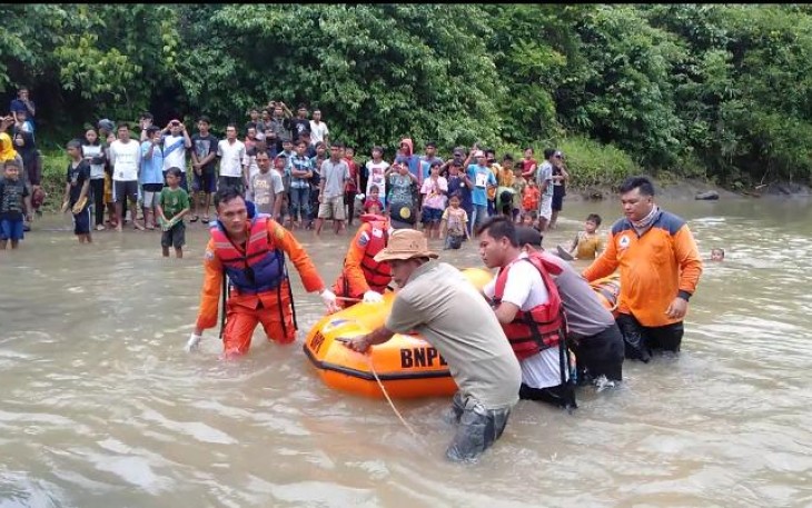Tim Gabungan Saat Mengevakuasi Korban