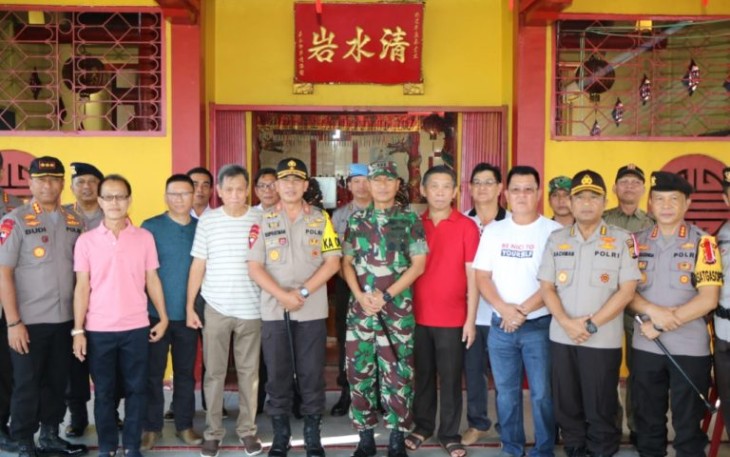 Kapolda Bengkulu Brigjen Pol Drs. Supratman, MH., Bersama Danrem 041 GAMAS Kolonel Inf Dwi Wahyudi S.An., MM, saat memantau perayaan Imlek