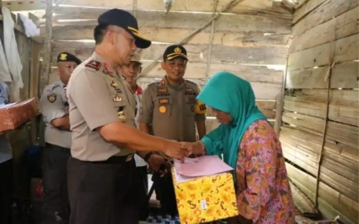 Kapolda saat bertemu penerima bedah rumah