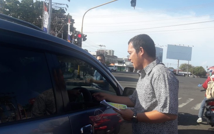 Kasi Pidsus Kejari Bengkulu Oktalian Darmawan SH MH saat membagikan brosur ke pengendara di Simpang Ratu Samban Kota Bengkulu