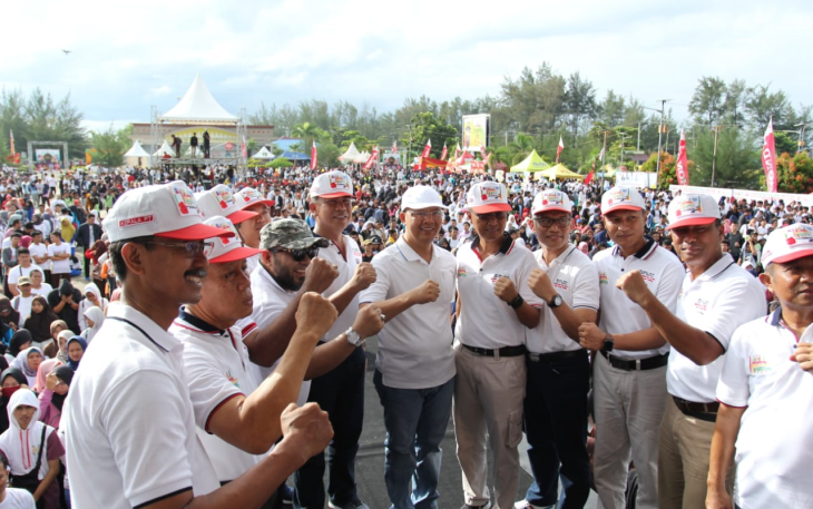 Usai Jalan Santai Gubernur, Kapolda, Walikota dan unsur Forkopimda Deklarasi Millenial Road Safety bersama diikuti peserta