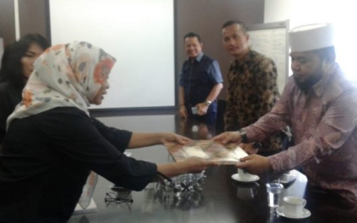 Wali Kota Bengkulu Helmi Hasan Menyerahkan Proposal Kepada Kasubid Kemendagri Sarana dan Prasarana Grace