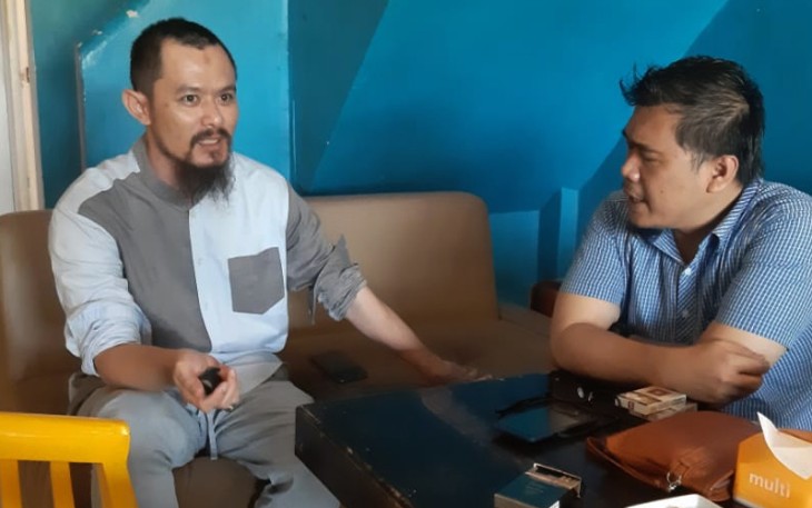 Riki (kiri) dan Caleg DPRD Kota Bengkulu Erlan Oktriandi (kanan) saat berbincang-bincang soal kualitas kopi Bengkulu
