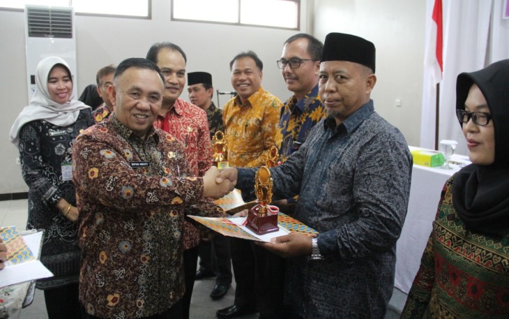 Sekda Nopian Andusti membuka kegiatan Orientasi Pelayanan Kesehatan Usia Sekolah dan Remaja serta menyerahkan Piala pemenang Lomba Sekolah Sehat tingkat Provinsi Bengkulu Tahun 2018.