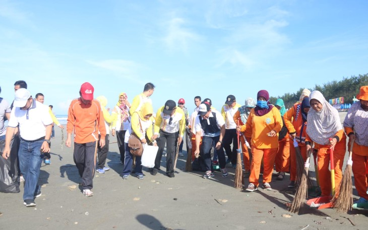 Wakil Wali Kota Bengkulu Dedy Wahyudi Besih-Bersih Pantai Panjang Dengan ASN Dilingkungan Pemkot Bengkulu 
