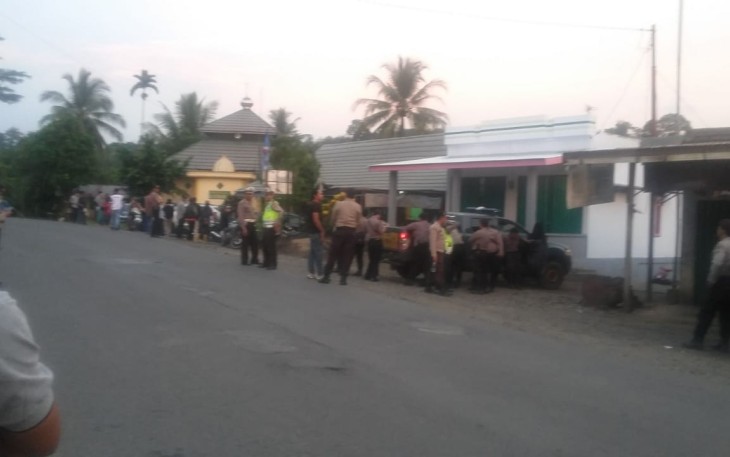 Aparat Kepolisian dari Polres Bengkulu Utara Berjaga