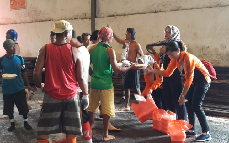 Kejati dan IAD Bengkulu Bagikan Nasi Kotak ke Buruh Panggul dan Buruh Bangunan