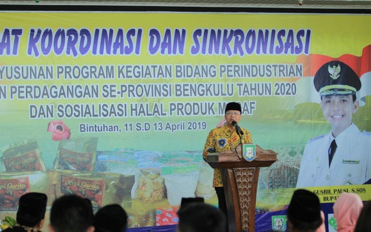 Gubernur Rohidin, saat menghadiri Rakor dan Sosialiasi penyusunan program kegiatan bidang perindustrian dan perdagangan se- Provinsi Bengkulu tahun 2020 serta Sosialisasi halal produk Mocaf, di gedung Sentral Kuliner Kota Bintuhan, Kabupaten Kaur, (12/04/2019).