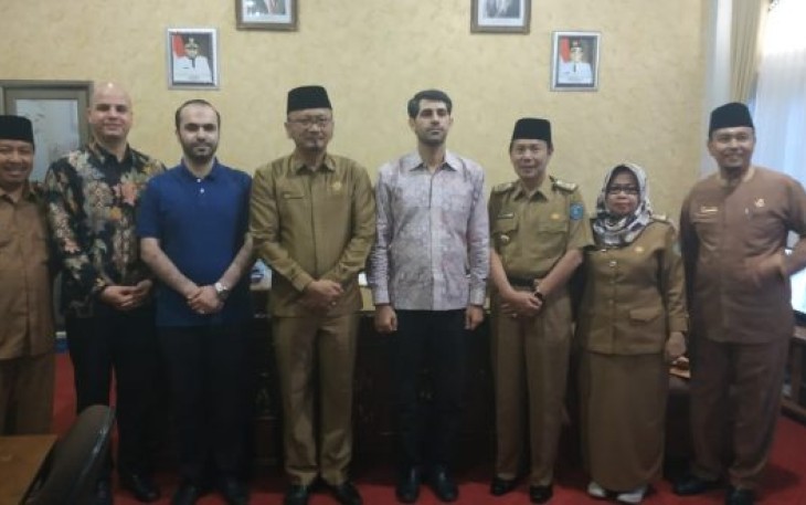 Sekretaris Daerah Kota Bengkulu Marjon dan Perwakilan Investor Iran Foto Bersama 