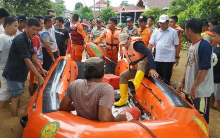 Wakil Wali Kota Bengkulu Dedy Wahyudi Evakuasi Korban Banjir Dengan Perahu Karet 