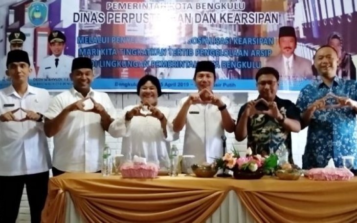 Sekretaris Dinas Perpustakaan dan Kearsipan Muhammad Nazar Foto Bersama