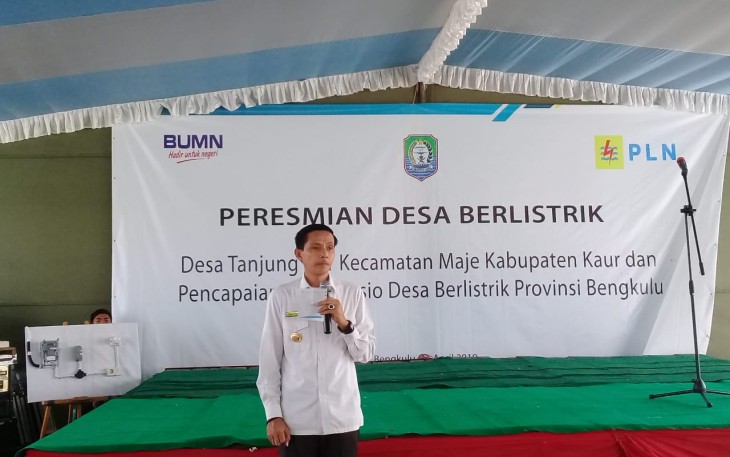 Bupati Kaur Gusril Pausi, S.Sos saat membuka acara Peresmian Desa Berlistrik Desa Tanjung Aur Kecamatan Maje 