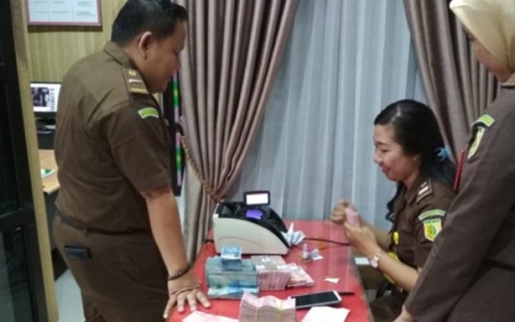 Pengembalian uang pengganti kerugian negara dan uang denda atas dua ASN terpidana korupsi